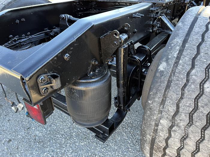 Used 2014 Mack Pinnacle CHU613 Day Cab Road Tractor