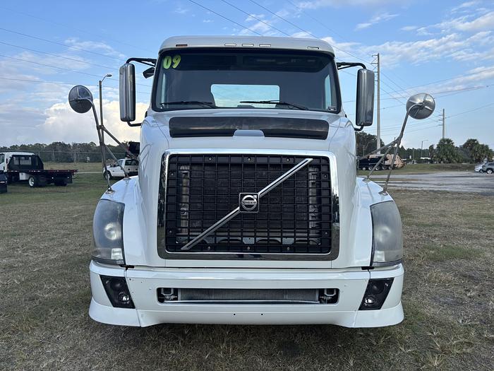 Used 2009 Volvo VNL Tandem-Axle Cab & Chassis #5581