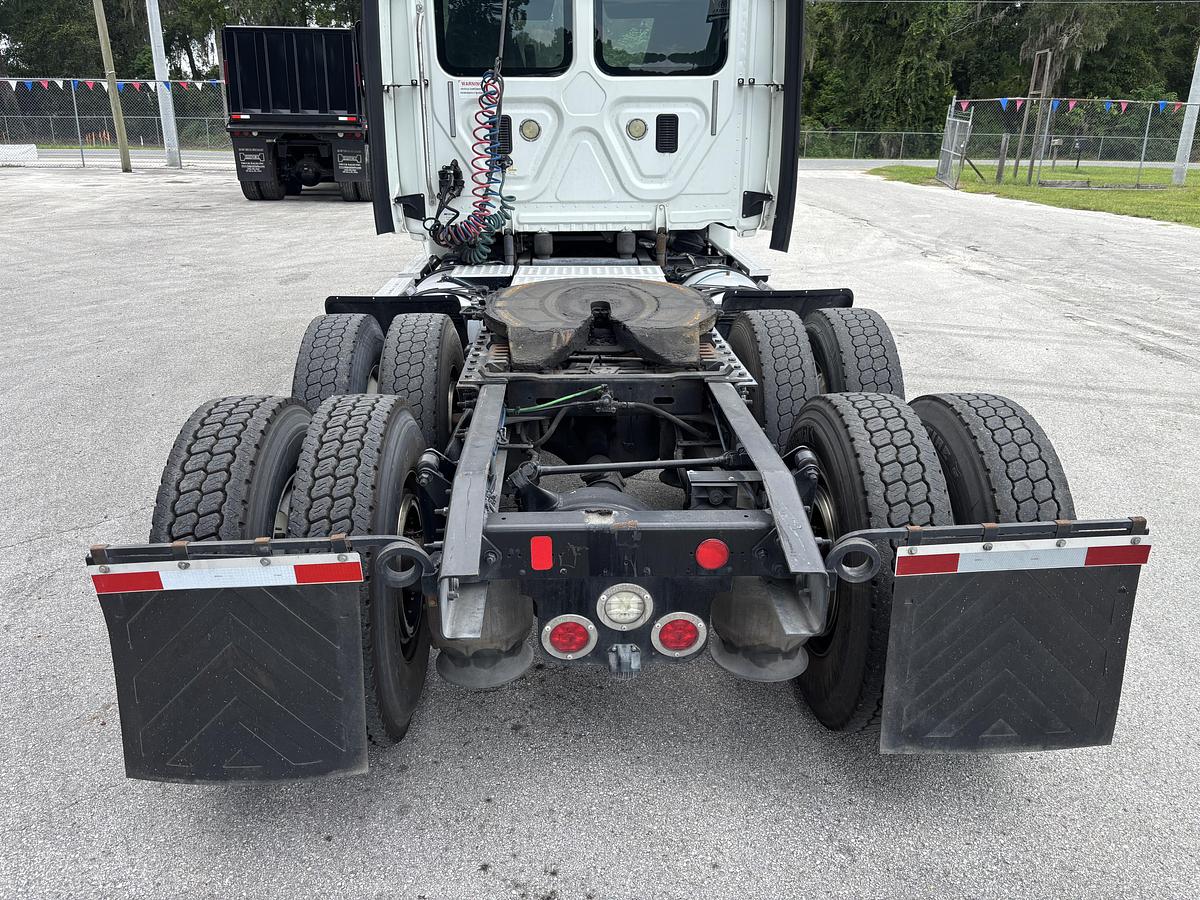 Used 2015 Freightliner Cascadia 125 Day Cab Truck #CONS