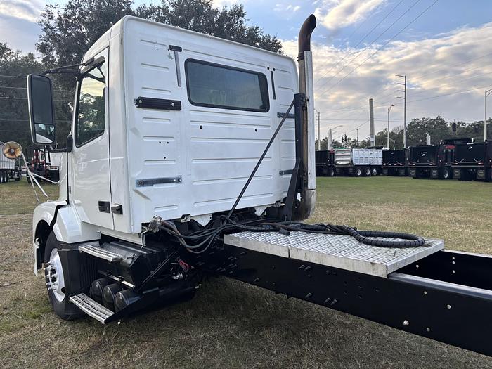 Used 2009 Volvo VNL Tandem-Axle Cab & Chassis #5581
