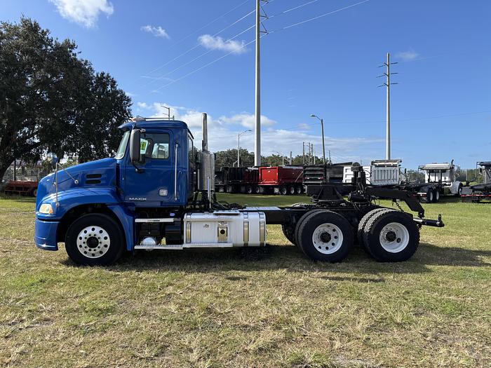 Used 2012 Mack Pinnacle CXU613 Day Cab Road Tractor #5644