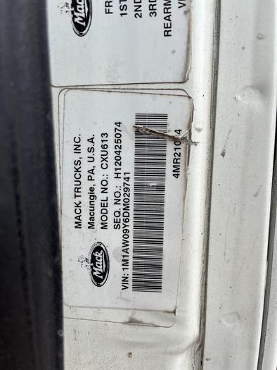 Used 2013 Mack Pinnacle CXU613 Day Cab Road Tractor