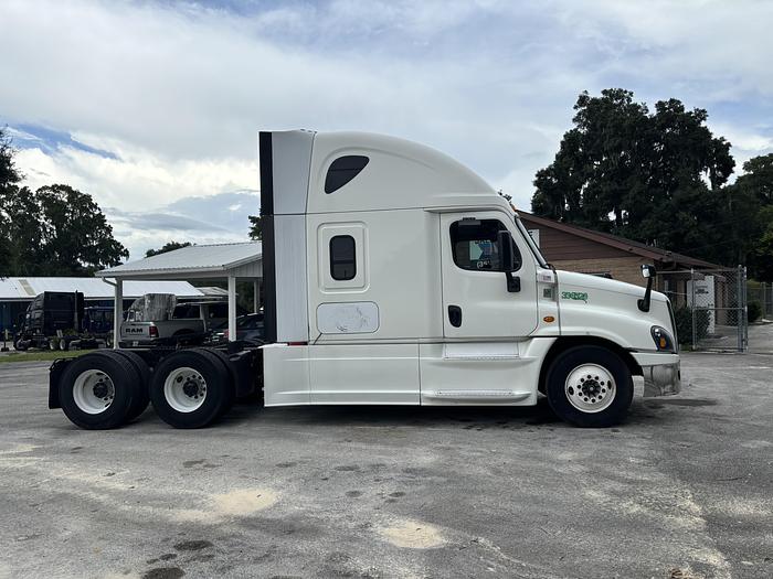 Used 2014 Freightliner Cascadia 125 Evolution Sleeper Truck
