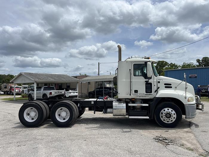 Used 2013 Mack Pinnacle CXU613 Day Cab Road Tractor
