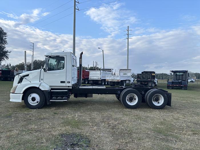 Used 2009 Volvo VNL Tandem-Axle Cab & Chassis #5581