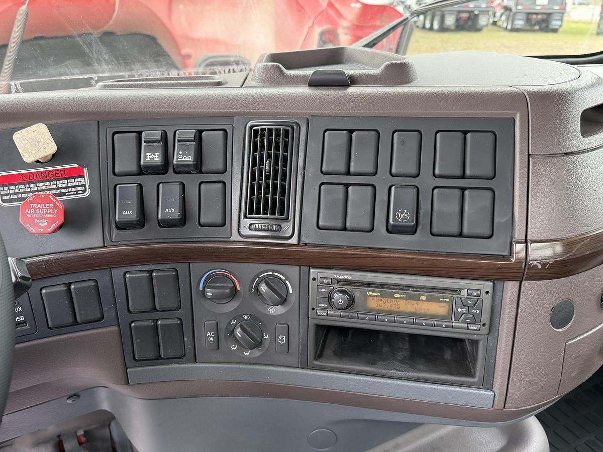 Used 2014 Volvo VHD #5800