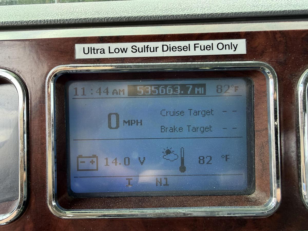 Used 2016 MACK Pinnacle CXU613 Day Cab Road Tractor