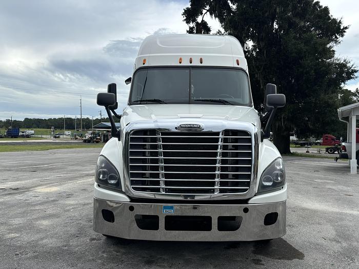 Used 2014 Freightliner Cascadia 125 Evolution Sleeper Truck