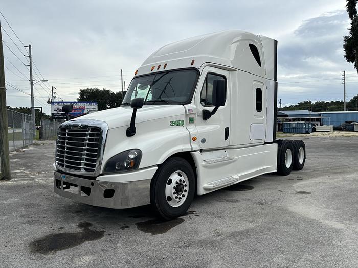 Used 2014 Freightliner Cascadia 125 Evolution Sleeper Truck