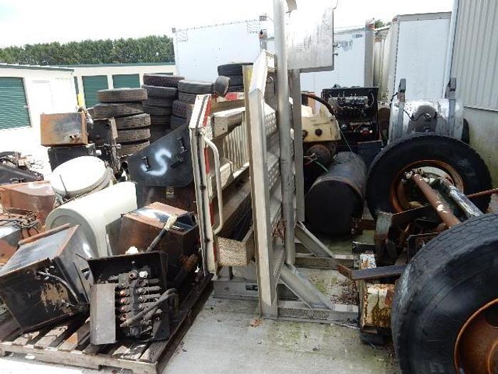 Used 14' Kybato AR-500 Quick Change Box with Kybato Quick Change 5th Wheel Plate & Aluminum headache rack