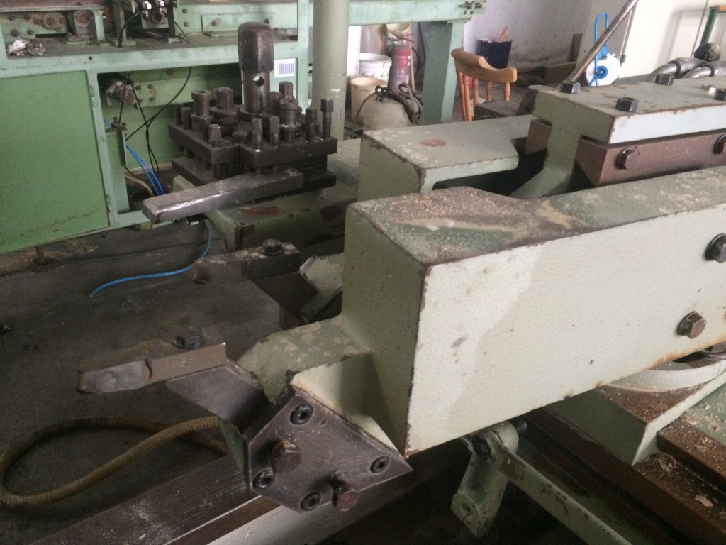 Usato Tornio per ciotole, piatti e simili, marca Oma