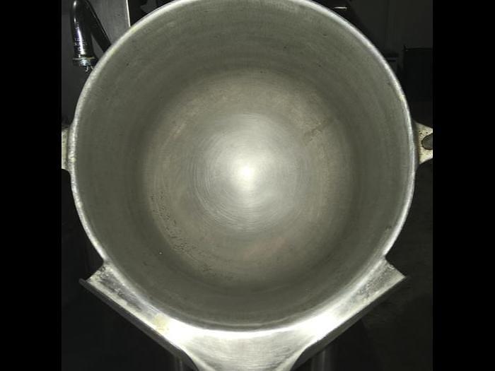 Used GROEN DOUBLE 20 QT. TRUNNION KETTLES ON SELF CONTAINED NAT. GA...