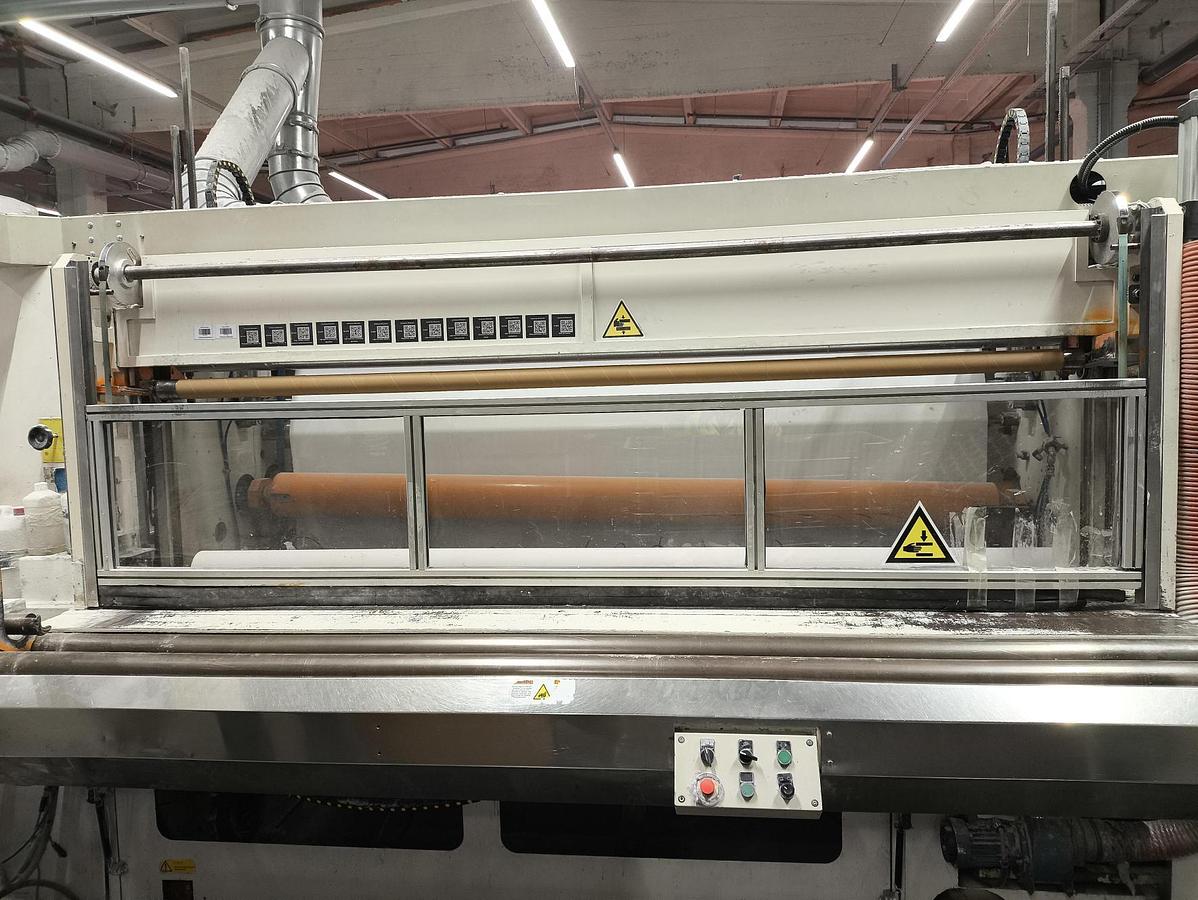 Used (visible in production) 1999 FABIO PERINI 702G tissue slitter rewinder + 2003 MACDUE shrink-wrapping machine | for production and packaging of AFH/industrial tissue rolls