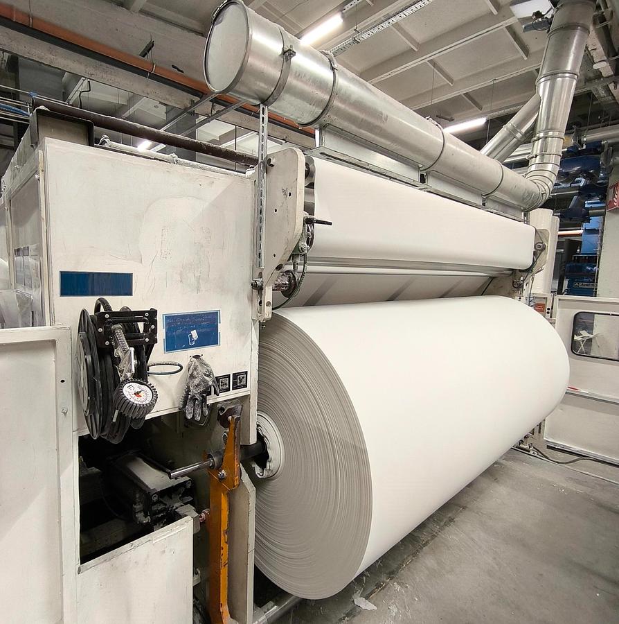 Used (visible in production) 1999 FABIO PERINI 702G tissue slitter rewinder + 2003 MACDUE shrink-wrapping machine | for production and packaging of AFH/industrial tissue rolls