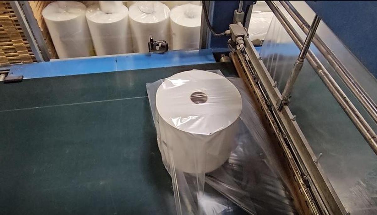 Used (visible in production) 1999 FABIO PERINI 702G slitter rewinder + 2003 MACDUE packaging line | for production and packaging of tissue rolls