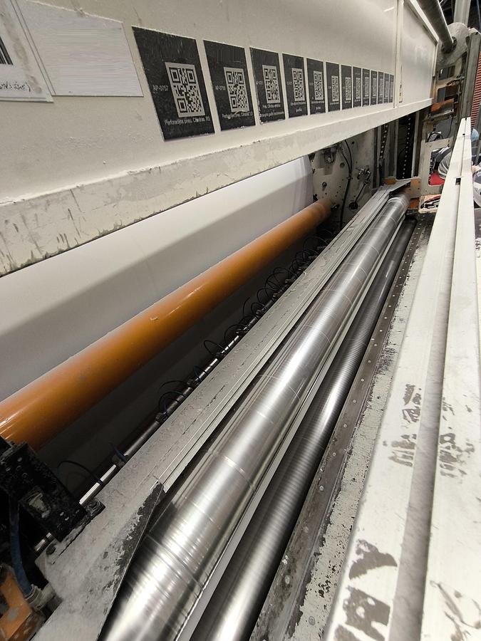Used (visible in production) 1999 FABIO PERINI 702G tissue slitter rewinder + 2003 MACDUE shrink-wrapping machine | for production and packaging of AFH/industrial tissue rolls