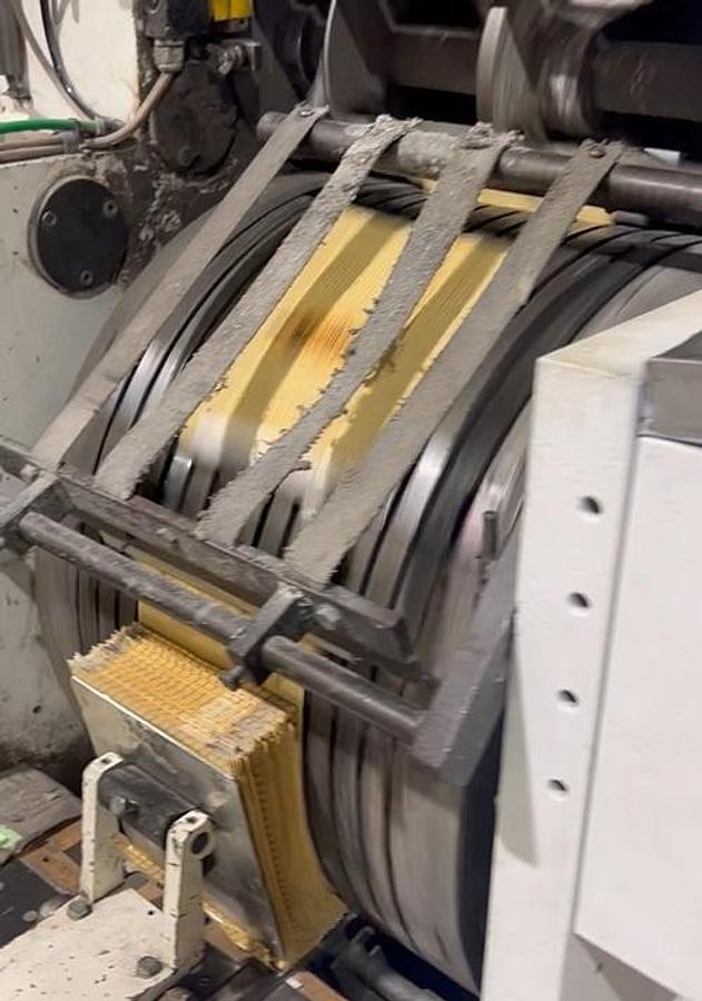 Used (visible in production) 2004 WINDMÖLLER & HÖLSCHER (W&H) NP-38/SERVO - Flat & satchel paper bag making machine