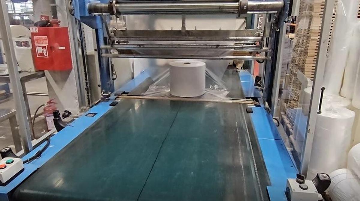 Used (visible in production) 1999 FABIO PERINI 702G slitter rewinder + 2003 MACDUE packaging line | for production and packaging of tissue rolls