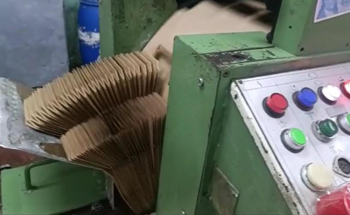 Used (visible in production) 1988 Fischer and Kecke Bielefeld 53BB/43CT - Square bottom paper bag machine with flat handles unit (2 plies)