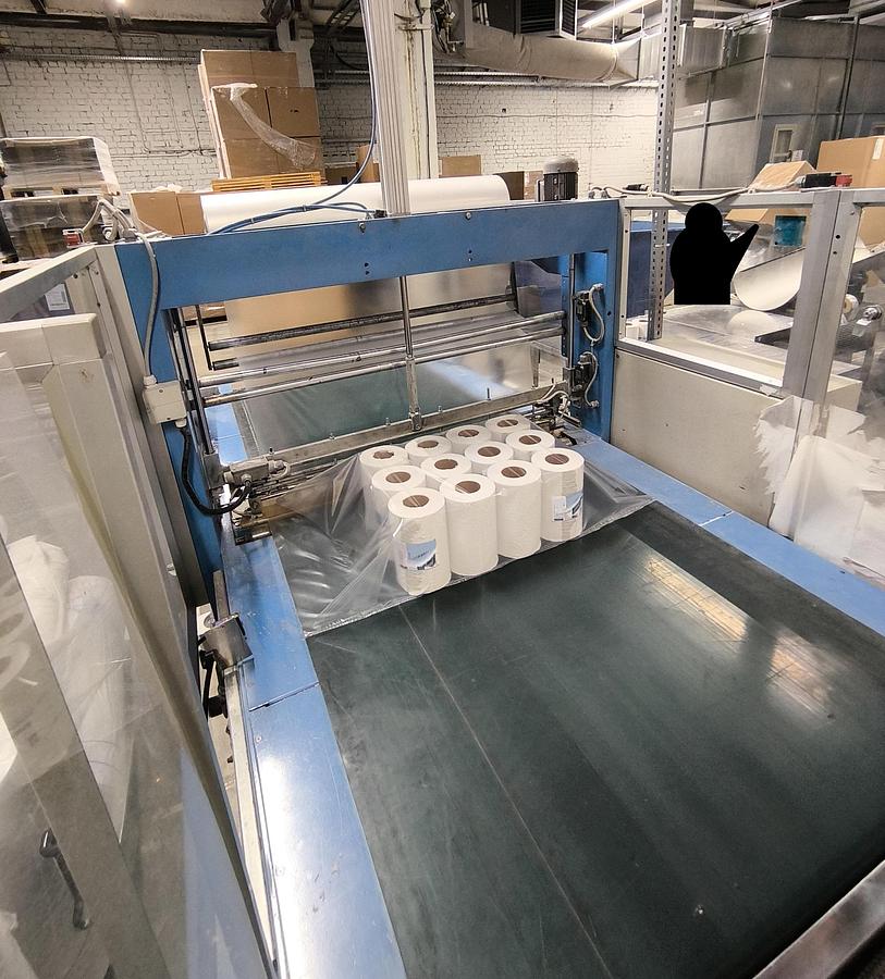 Used (visible in production) 1999 FABIO PERINI 702G tissue slitter rewinder + 2003 MACDUE shrink-wrapping machine | for production and packaging of AFH/industrial tissue rolls