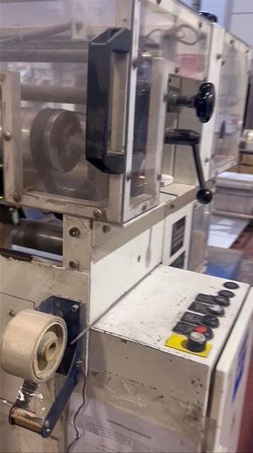 Used (visible in production) 2004 WINDMÖLLER & HÖLSCHER (W&H) NP-38/SERVO - Flat & satchel paper bag making machine