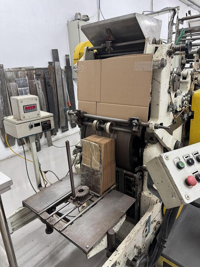 Used (visible in production) HOLWEG RS2 | Flat and gusseted paper bag making machine witn in-line flexo