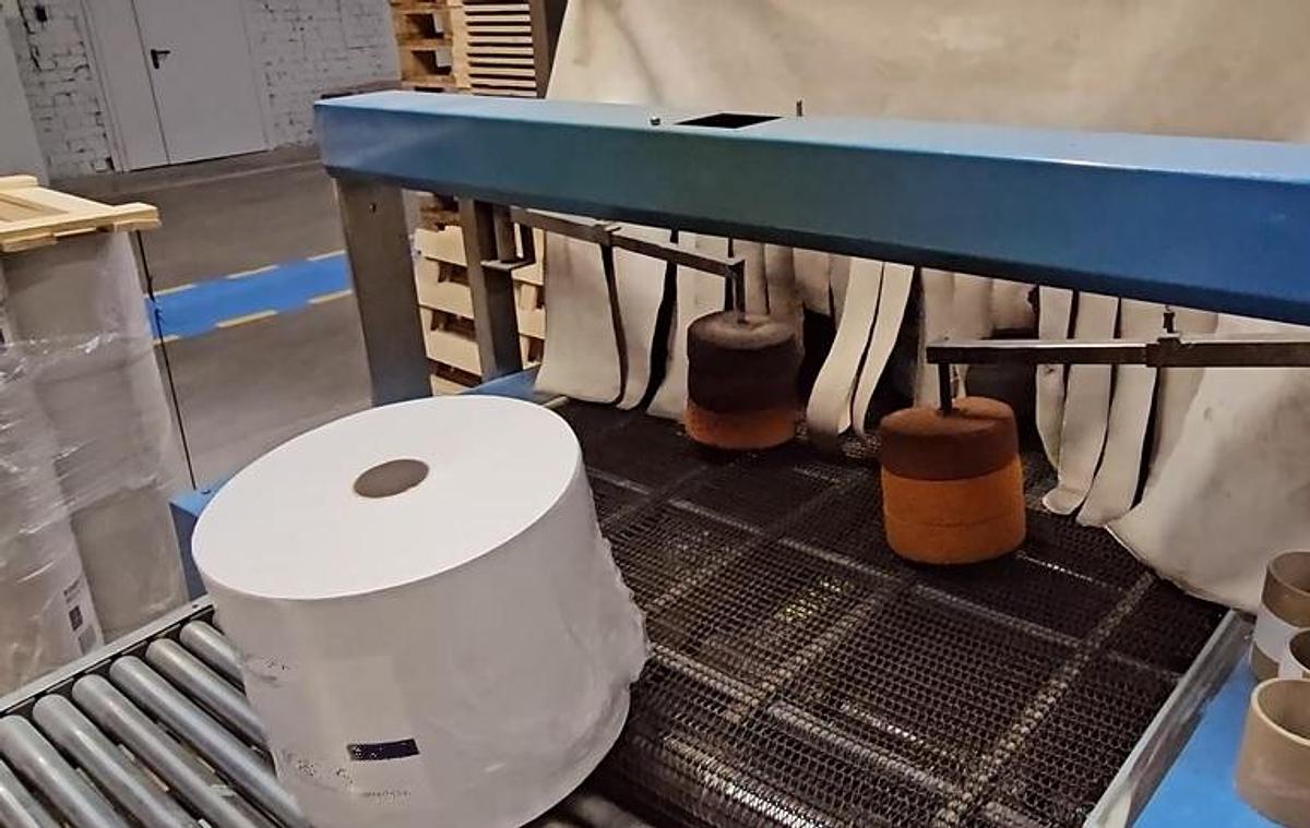 Used (visible in production) 1999 FABIO PERINI 702G slitter rewinder + 2003 MACDUE packaging line | for production and packaging of tissue rolls