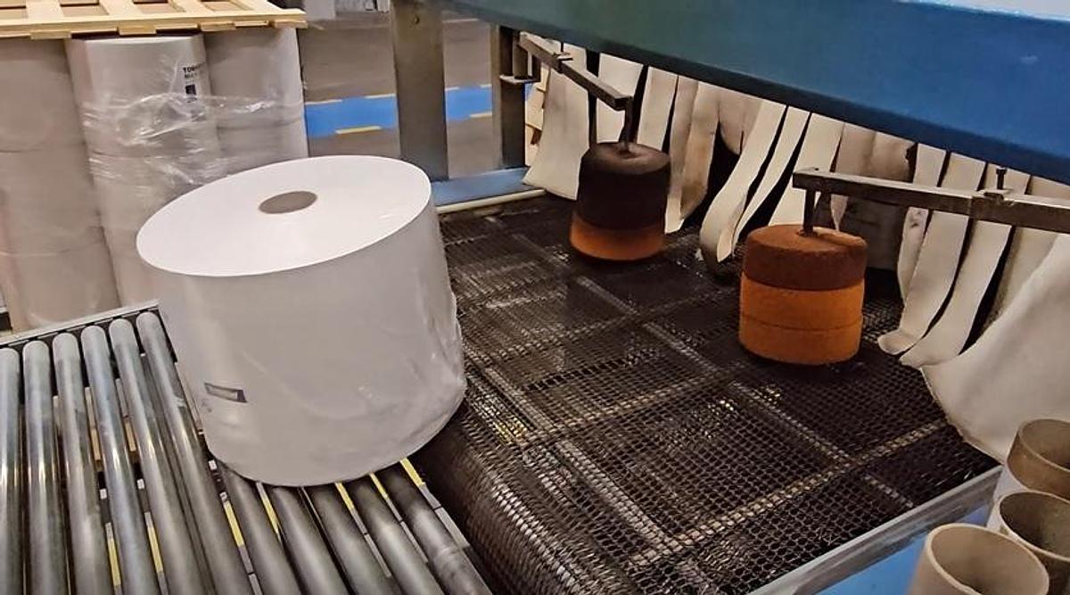 Used (visible in production) 1999 FABIO PERINI 702G slitter rewinder + 2003 MACDUE packaging line | for production and packaging of tissue rolls
