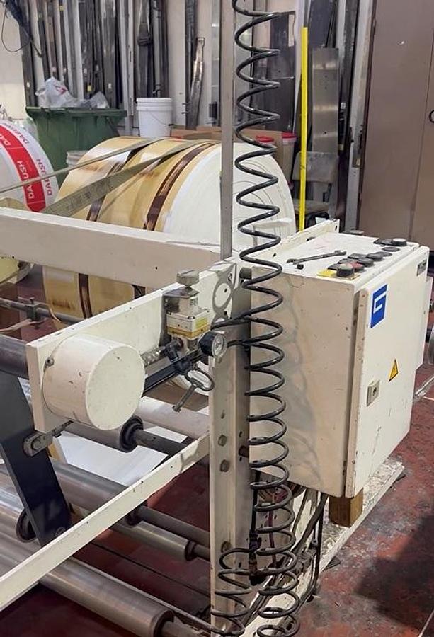Used (visible in production) 2004 WINDMÖLLER & HÖLSCHER (W&H) NP-38/SERVO - Flat & satchel paper bag making machine