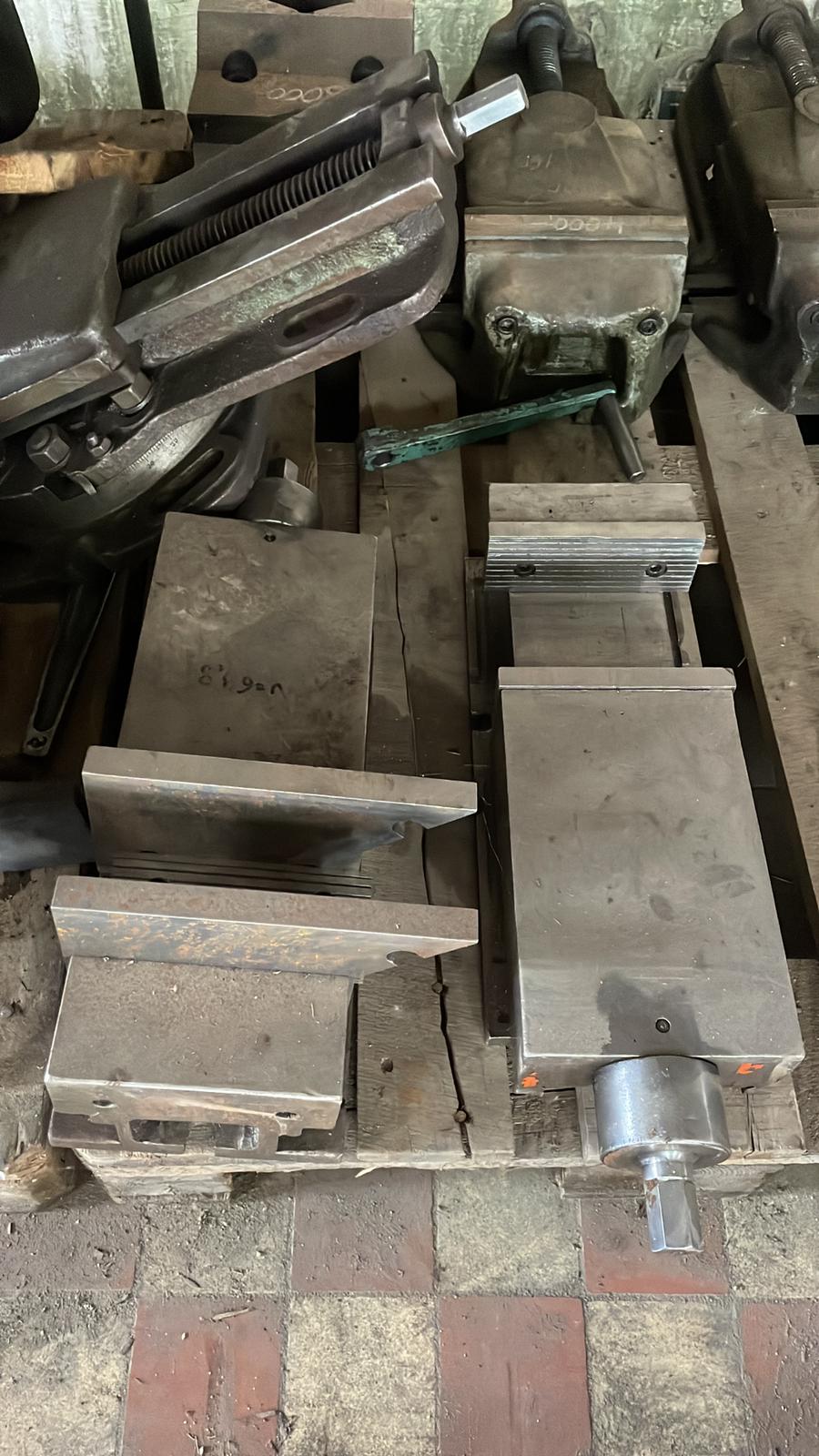 Used AXA VCC 1000 I Vertical Machining Center I 2005