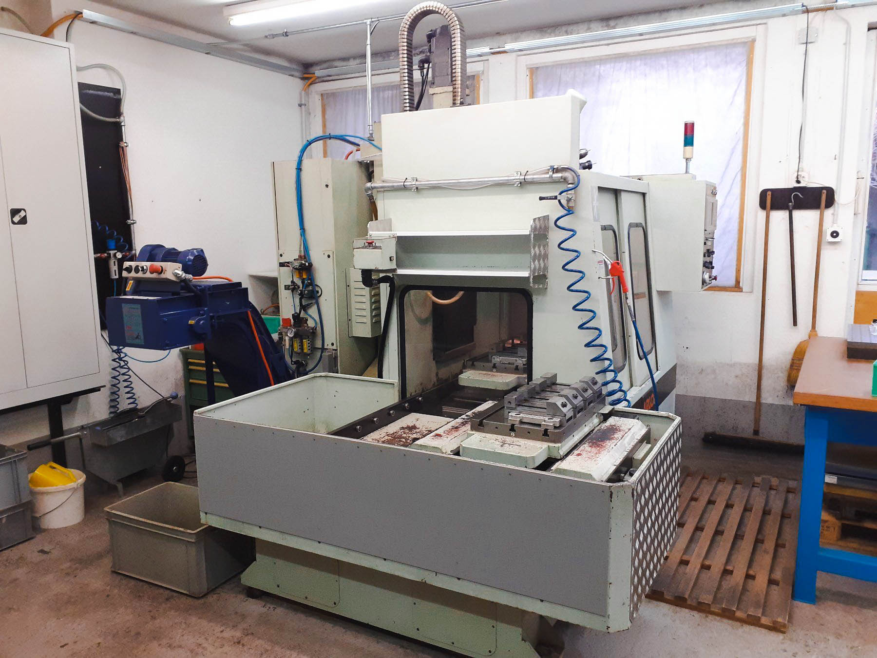 Used ARGO A1 + APC - Vertical Machining Center - 1995