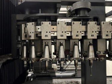 Used AXA VHC 2-3000 XTS 50 D I Vertical Machining Center I 2010