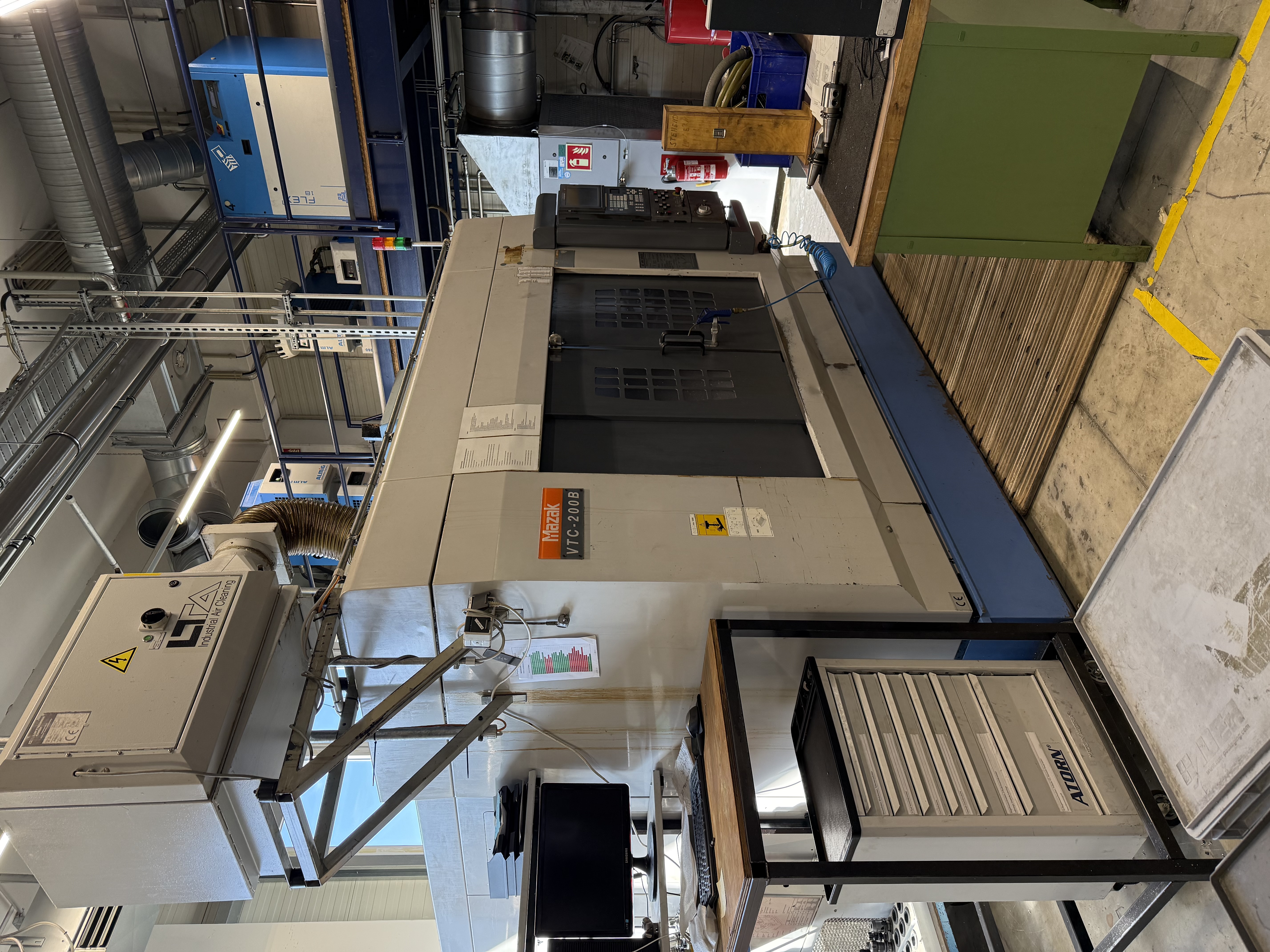Used Mazak VTC-200 B I Vertical Machining Center I 2000