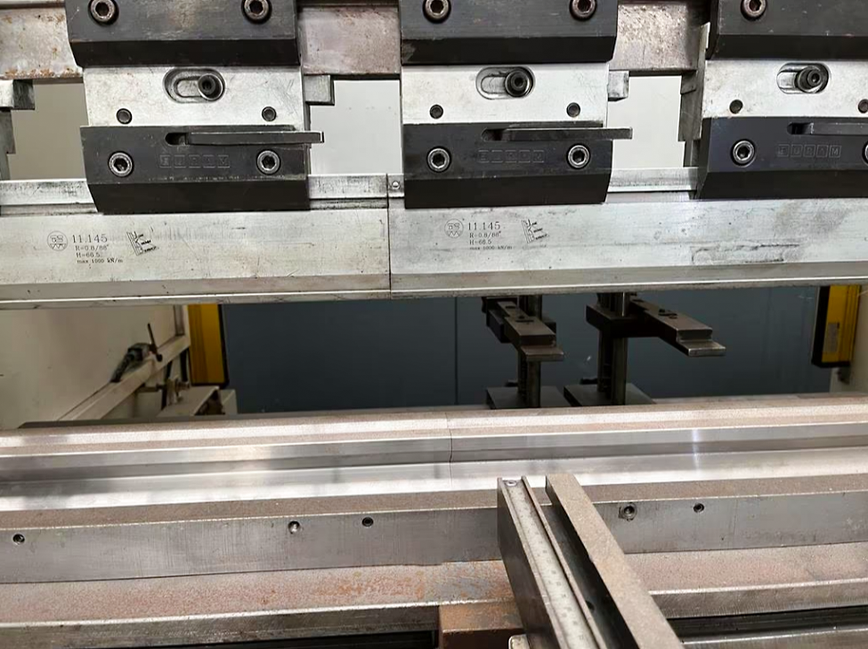 Gebruikt Ermaksan CNC HAP 2600 X 80 - Persrem - 2005