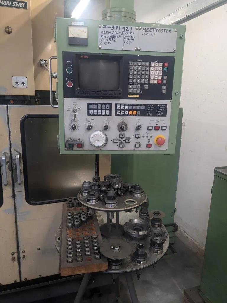 Usado Centro de mecanizado vertical Mori Seiki MV 45/40 I, 1986