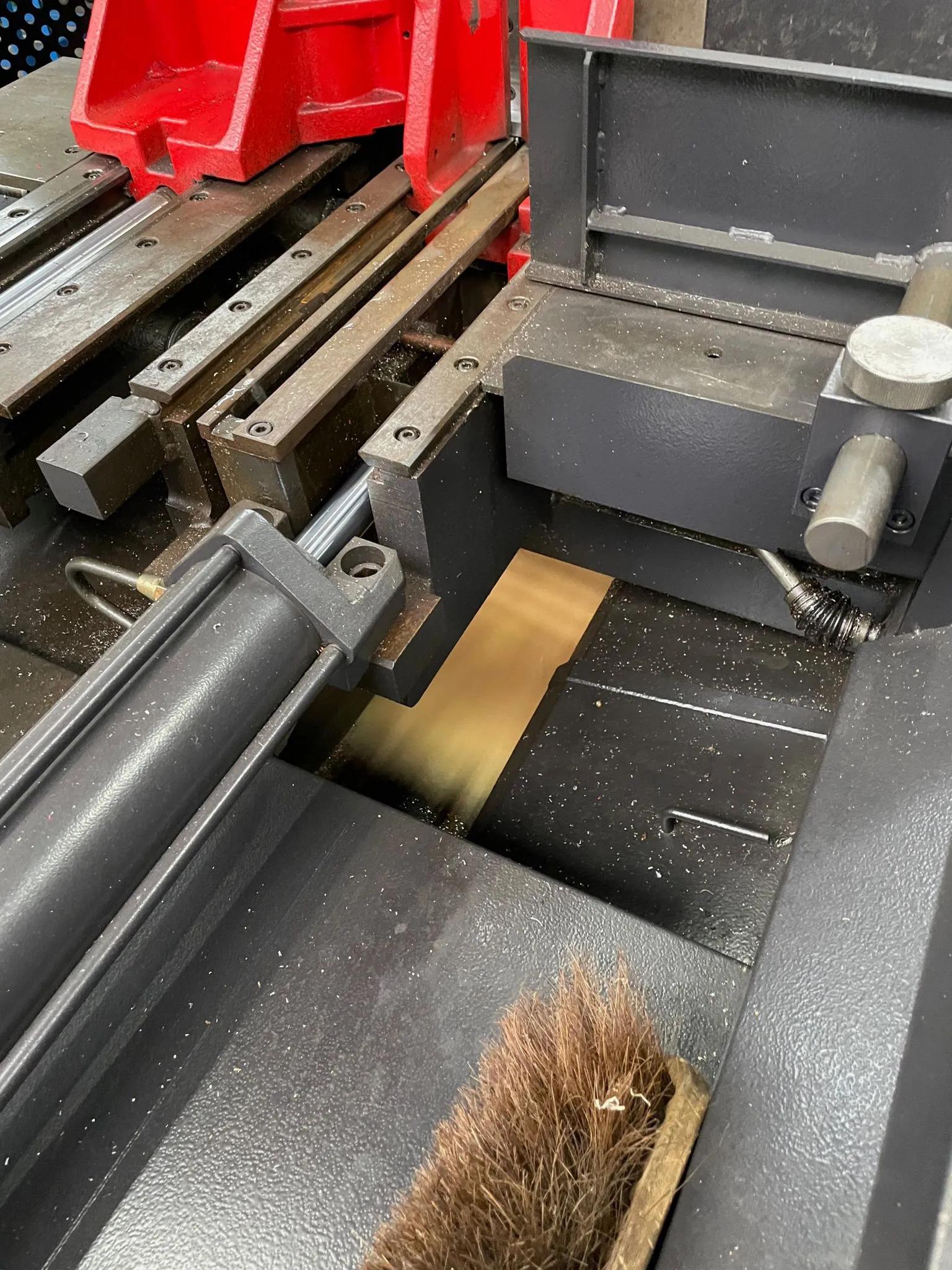 Gebruikt Amada HA250W I Lintzaag I 2011