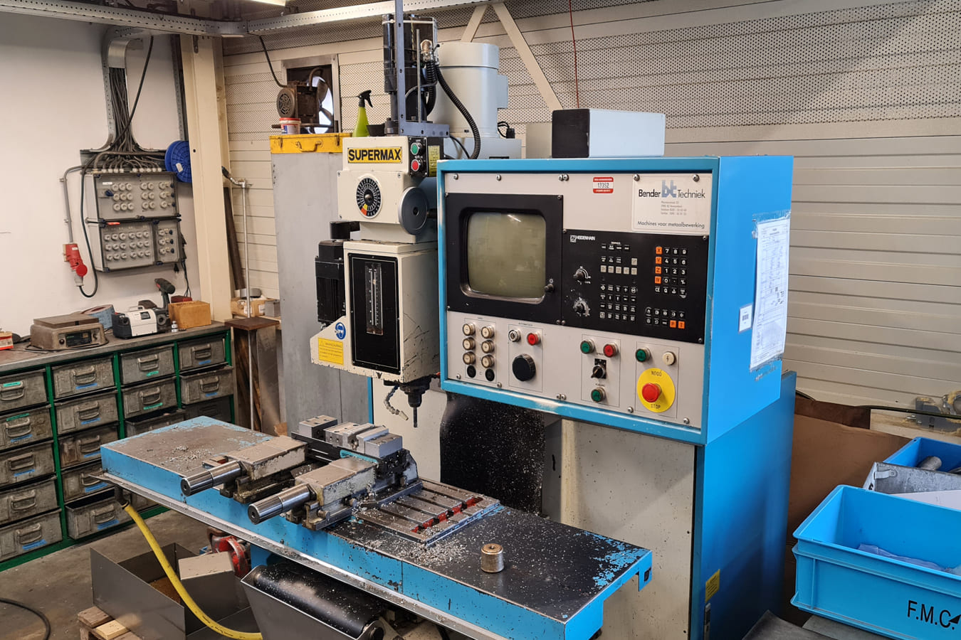 Gebruikt SUPERMAX YCM 40 - CNC Verticale Freesmachine - 1997