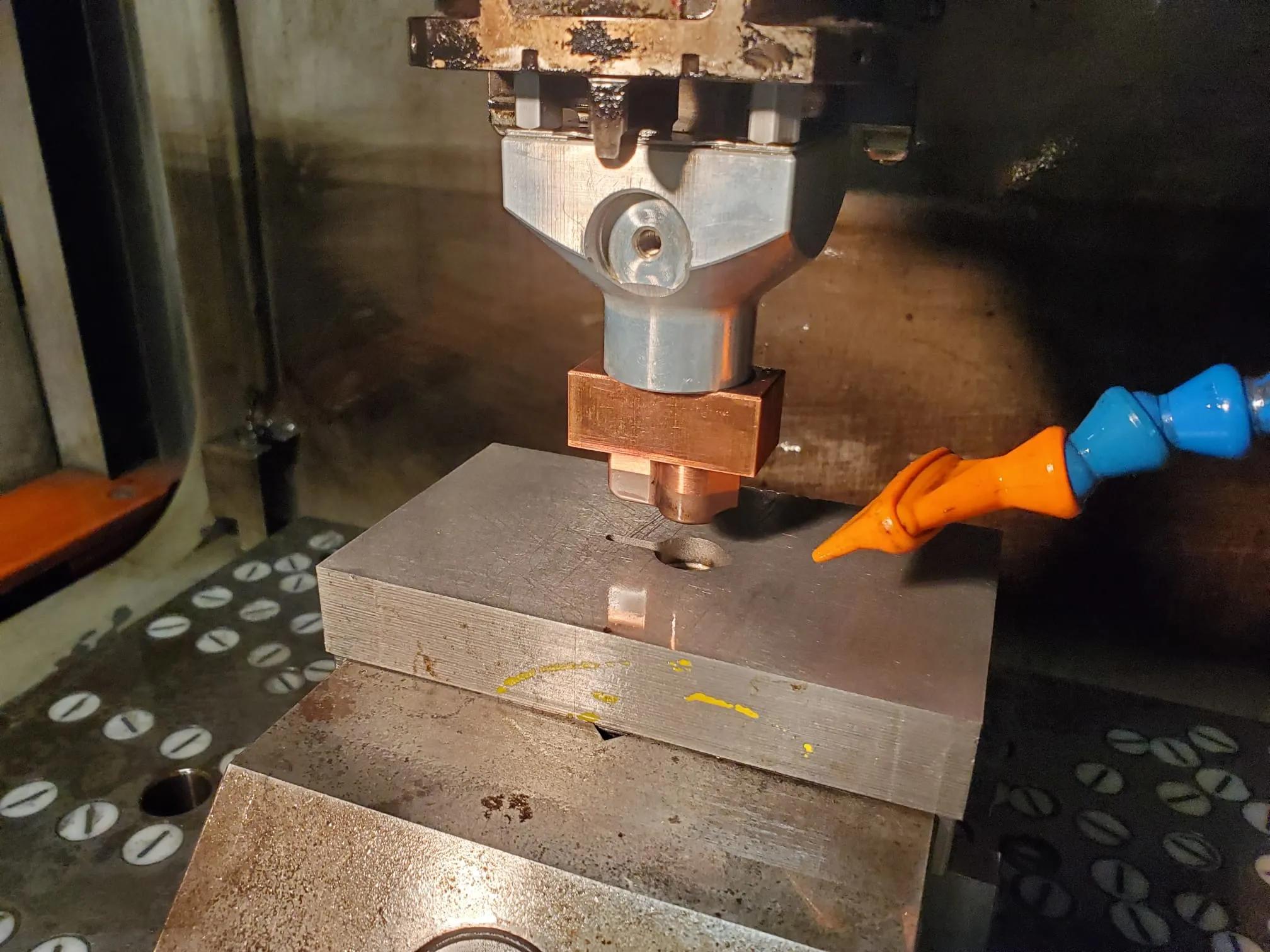 Usado Máquina de electroerosión Charmilles Roboform 31 I