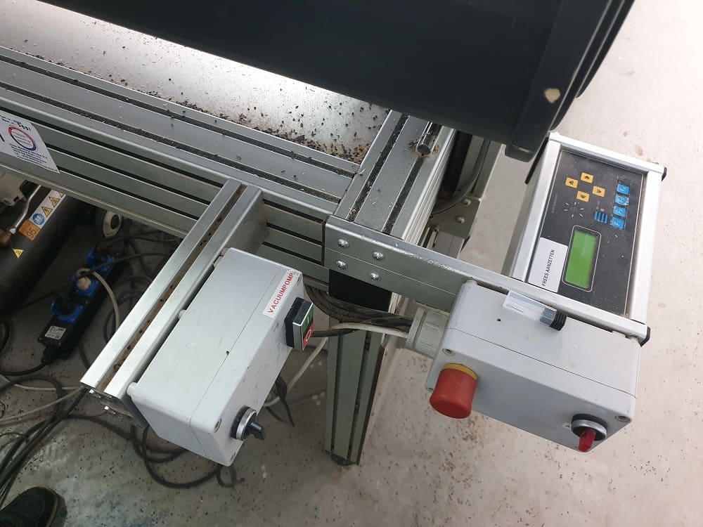 Usado Cosign Graphics Systems - Centros de Mecanizado CNC - 2008