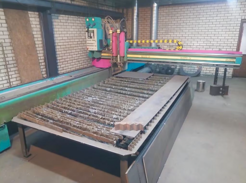 Usado Sato Satronik C 2500 - Corte por Plasma - 2000