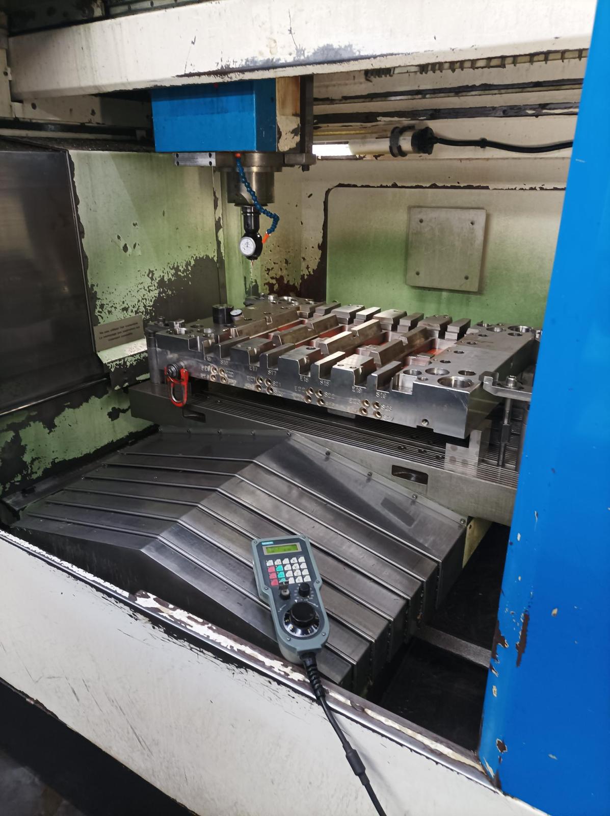 Used Huron KX10 I Vertical Machining Center I 2001