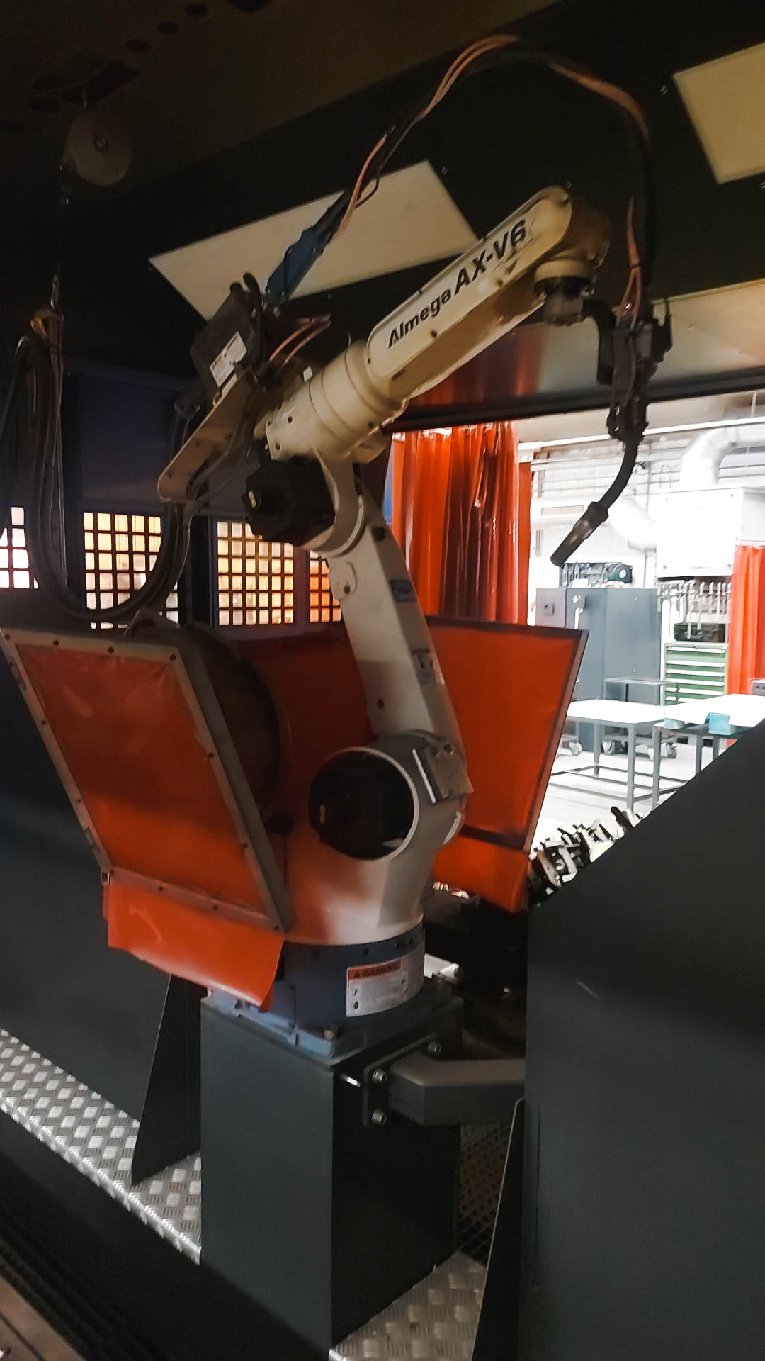 Usado OTC Daihen AXCMN1-C000 - Robot de Soldadura - 2006