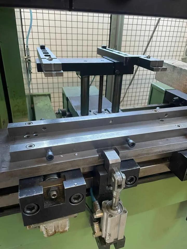 Usado Prensa plegadora Darley EHP 50 20/15 I 1997