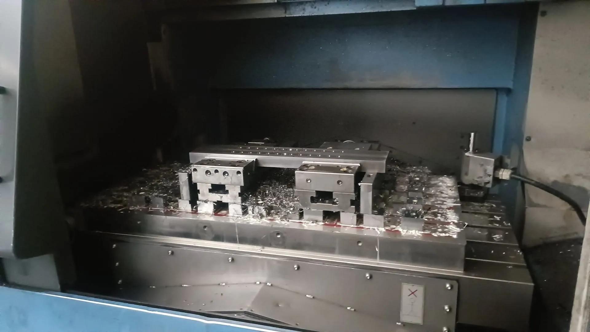 Gebruikt Mazak FJV-250 I Verticale Bewerking Center