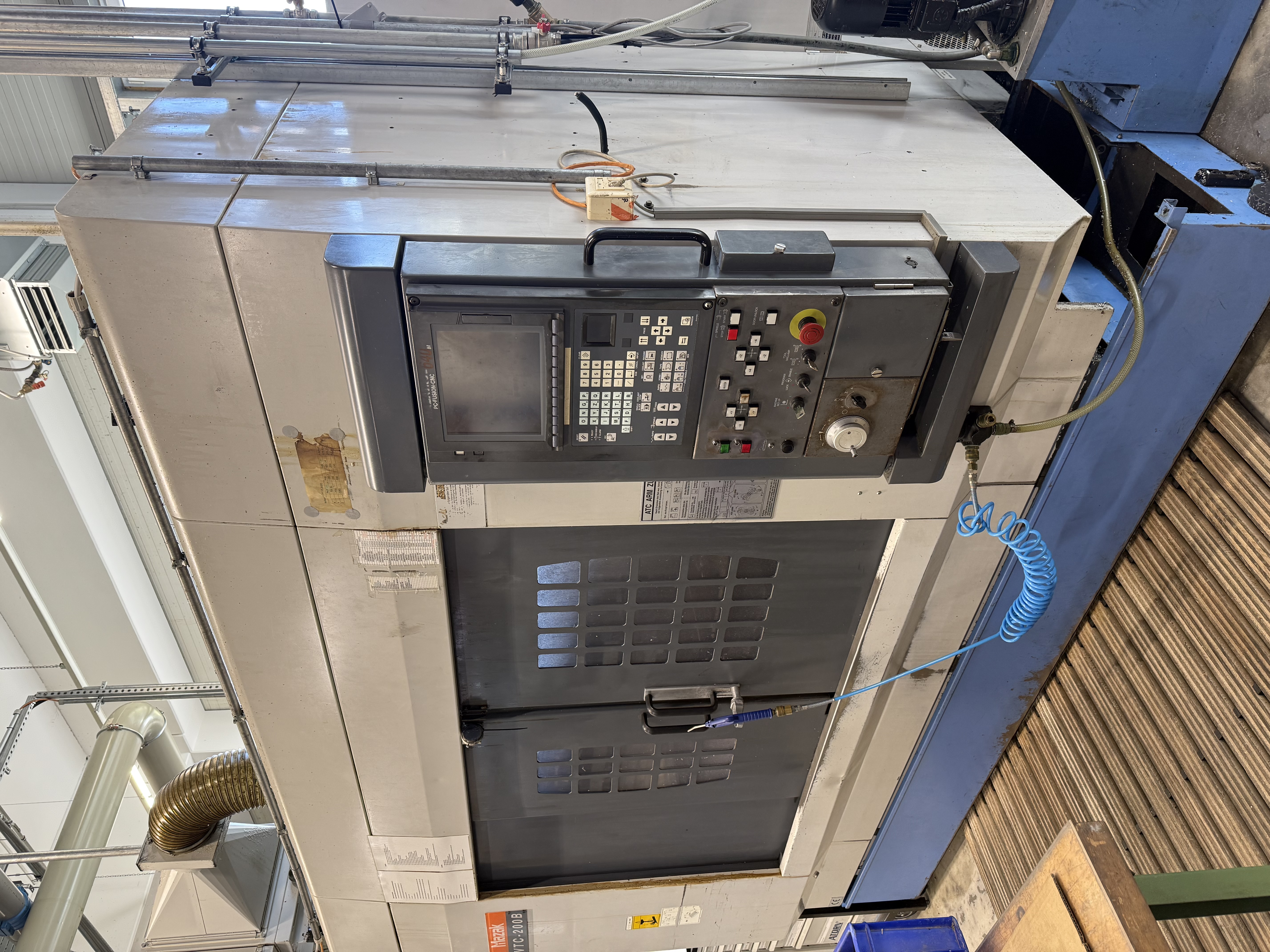 Used Mazak VTC-200 B I Vertical Machining Center I 2000