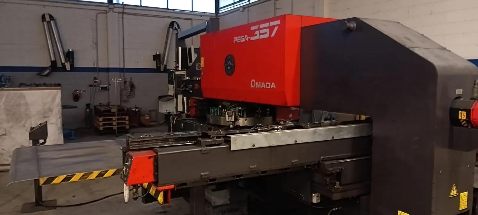 Gebruikt Amada Pega 357 I Perforatiemachine