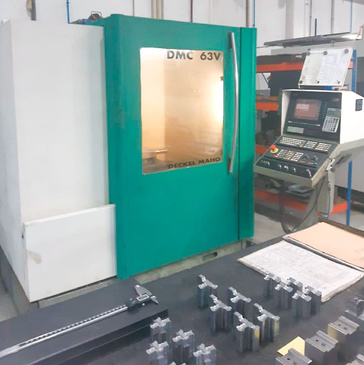 Usado Centro de Mecanizado Vertical Deckel Maho DMC 63 V