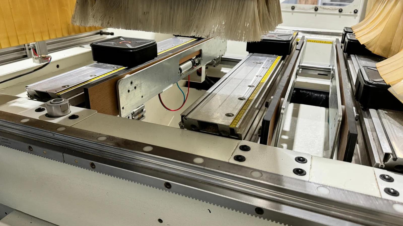 Usado Centro de Mecanizado CNC Morbidelli Universal TV 3012 I