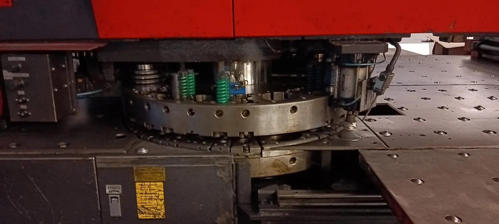 Gebruikt Amada Pega 357 I Perforatiemachine