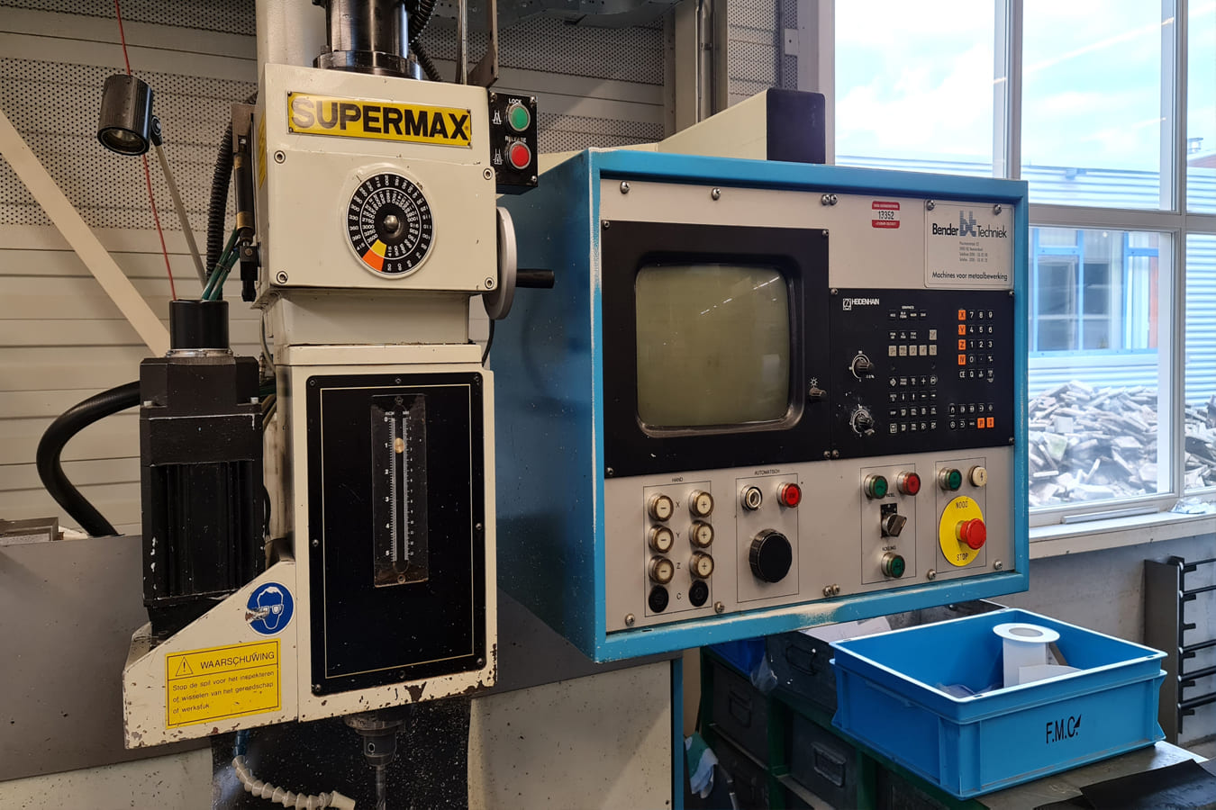 Gebruikt SUPERMAX YCM 40 - CNC Verticale Freesmachine - 1997